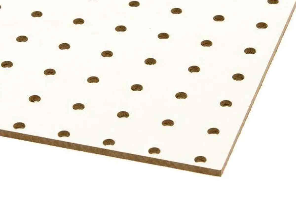 CHAPADUR PERFORADO BLANCO 3mm 1.22×2.44m