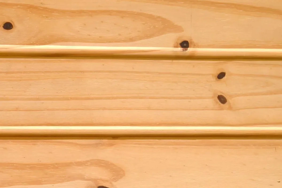 Piso de madera de pino elliotis machimbrado