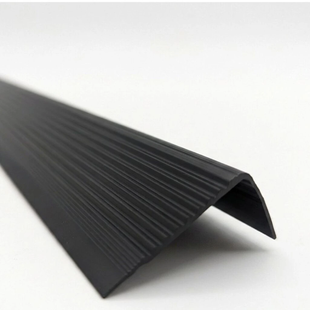 Perfil En L Para Escalon En Aluminio Antideslizante 37mm 2.5mts Negro