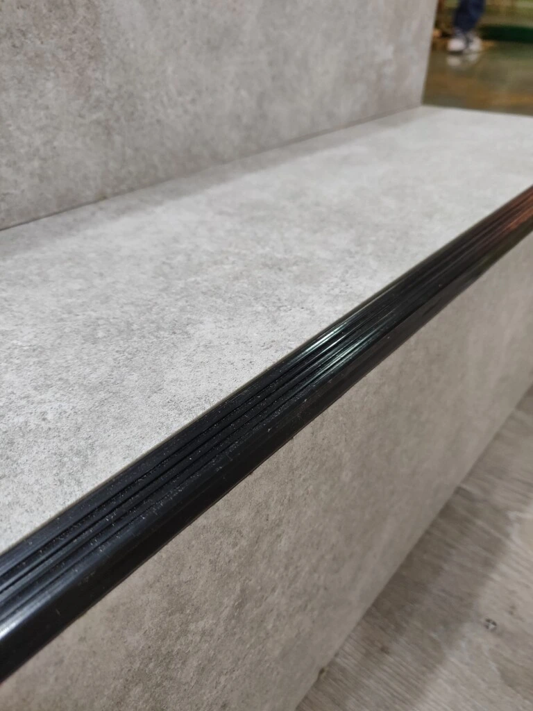 Protector de Escalon Negro Atrim