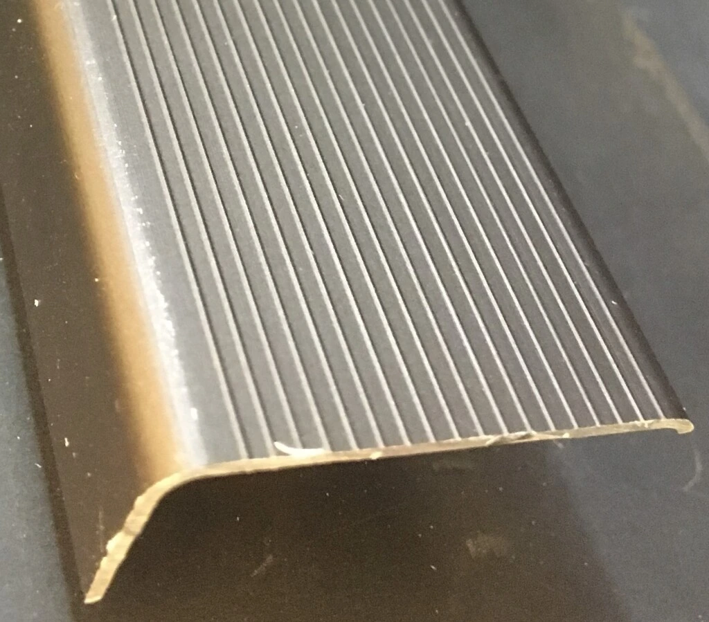 ANGULO ALUMINIO NP - ANGULO ALUMINIO 3X1CM HUMO NP1257CT (UNIDAD)