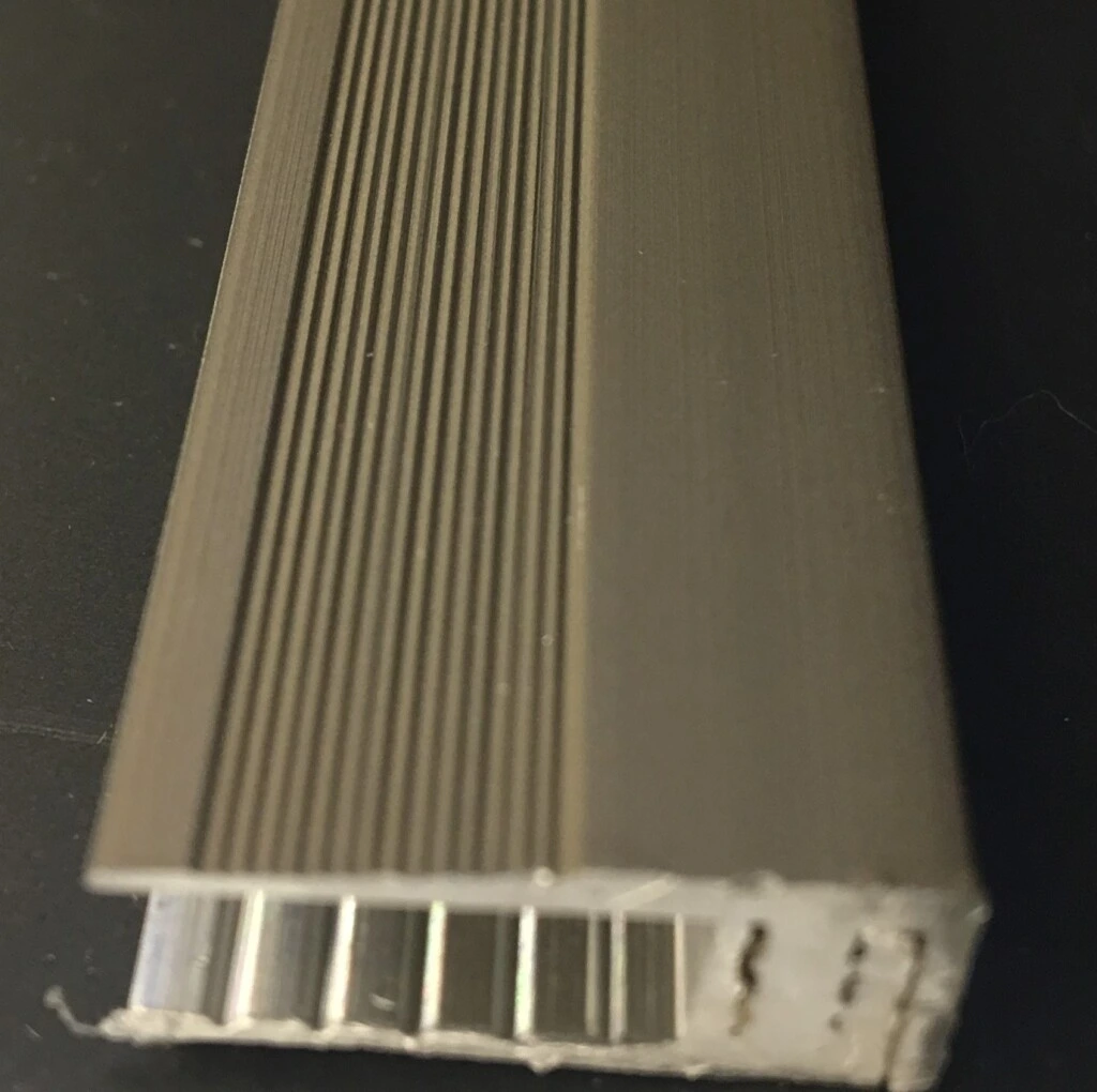 PISO PARED ALUMINIO NP - PERFIL PISO PARED ALUMINIO CHAMPAGNE NP1257PP (UNIDAD)