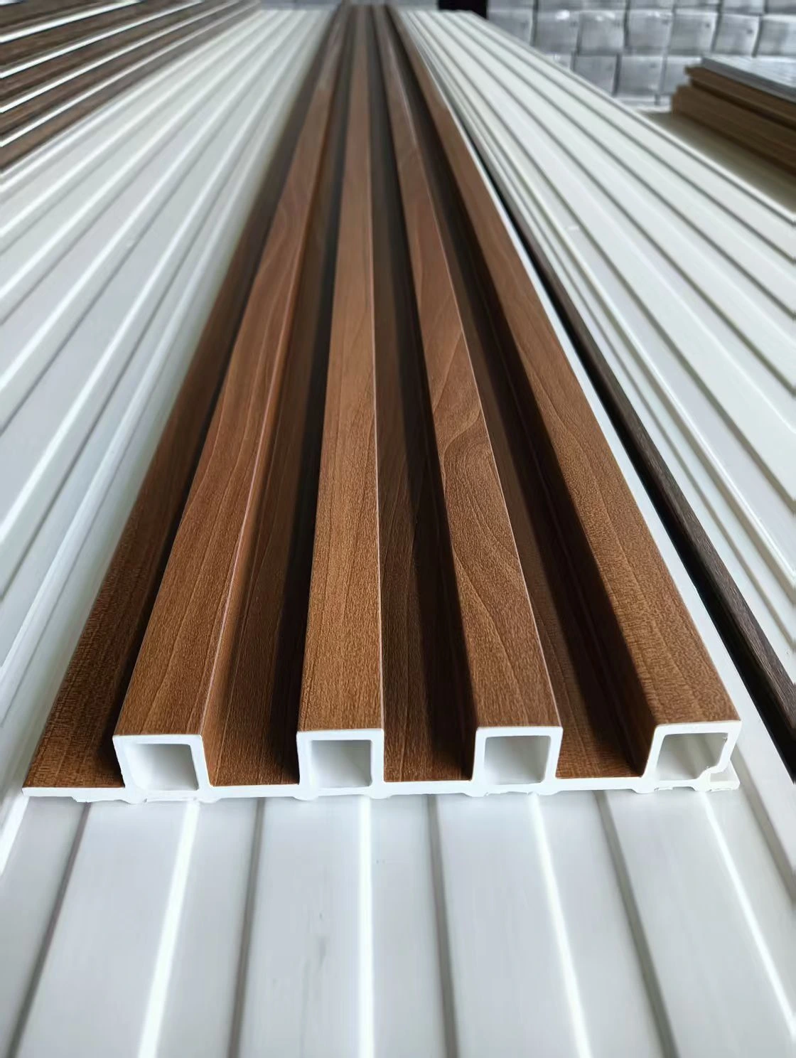 Panel WPC interior marrón claro
