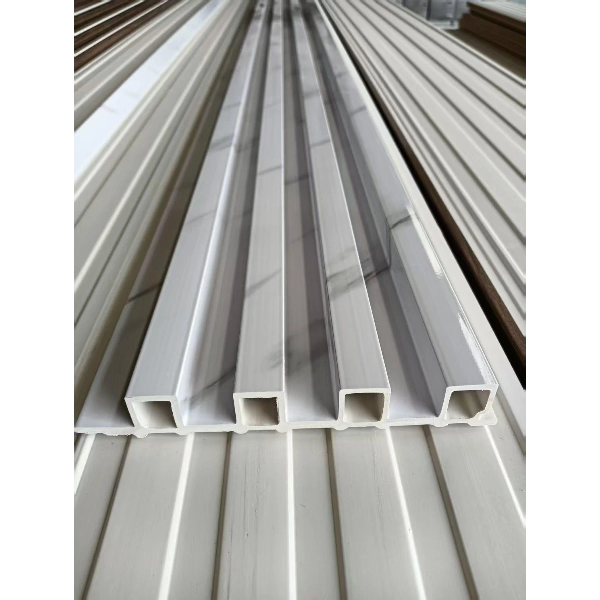Panel WPC interior blanco y gris