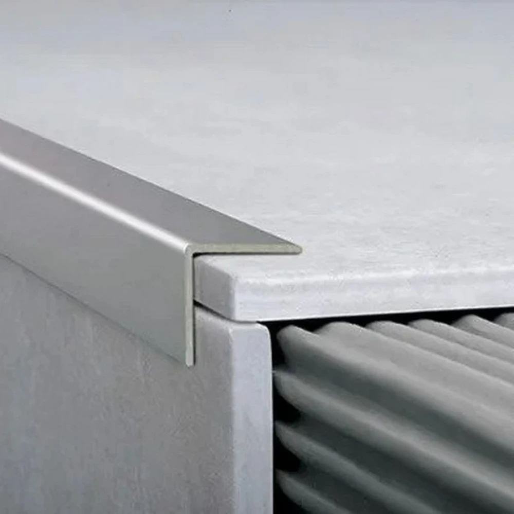 RG-1911- TAPACANTO ALUMINIO BRILLO 1,5×1,5×244 cm